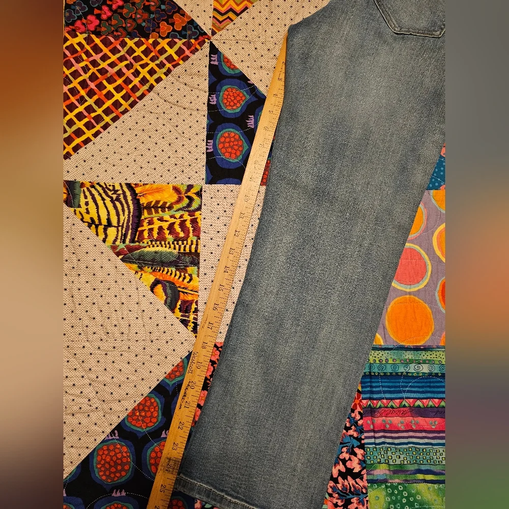 KAARI blue petite straight crop size 10P... painted flowers on left leg-so nice!